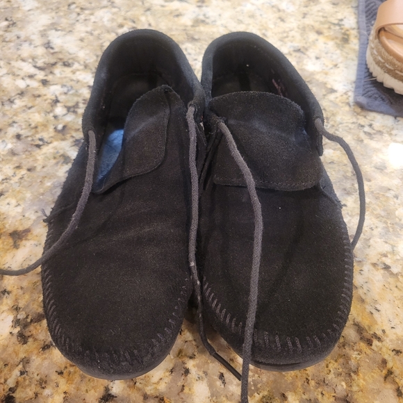 Minnetonka Black Moccasins Size 8 - Picture 2 of 6